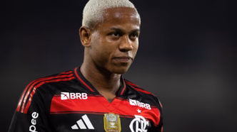 Wallace Yan em ação com a camisa do Flamengo durante partida do Brasileirão.