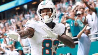 Darren Waller, tight end do Miami Dolphins, em ação.