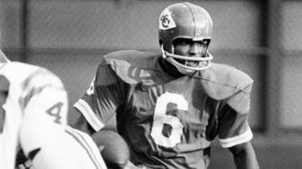 Warren McVea em ação pelo Kansas City Chiefs em jogo histórico.