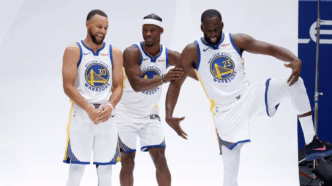 Jogadores do Golden State Warriors em ação durante um jogo.