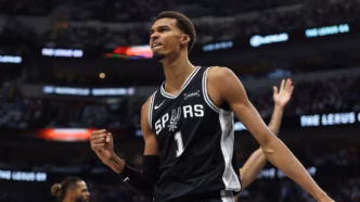 Victor Wembanyama comemora após marcar pontos durante a partida entre San Antonio Spurs e Dallas Mavericks.