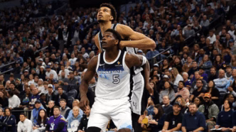 Victor Wembanyama em ação pelo San Antonio Spurs, um dos principais jovens talentos da NBA.