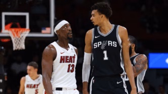 Victor Wembanyama e Bam Adebayo em quadra pela NBA
