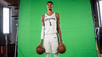 Victor Wembanyama em ação pelos San Antonio Spurs.