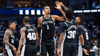 Victor Wembanyama em ação com o San Antonio Spurs.