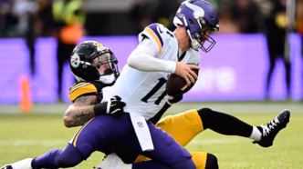 Carson Wentz, quarterback do Minnesota Vikings, em ação durante um jogo.