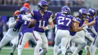 Carson Wentz, quarterback dos Minnesota Vikings, em ação durante uma partida da NFL.