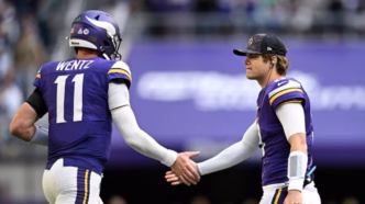 J.J. McCarthy em campo, quarterback dos Minnesota Vikings.