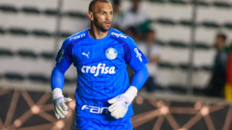 Weverton, goleiro do Palmeiras, em ação durante aquecimento.