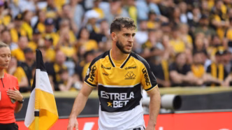 Fellipe Mateus, meia do Criciúma, em campo.