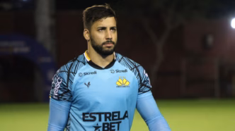 Goleiro Alisson em ação pelo Criciúma em partida da Série B.