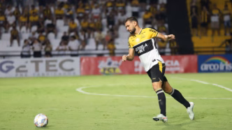 Luciano Castán, zagueiro do Criciúma, com expressão concentrada em campo.