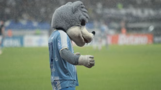 Mascote do Paysandu em celebração durante partida da Série B.