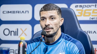 Alison, volante do Londrina, em entrevista sobre sua carreira e o momento atual do clube.