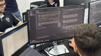 Equipe de análise de dados trabalhando no Atlético-MG.