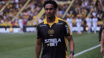 Cauê Santos, atacante do Criciúma, em momento de concentração.