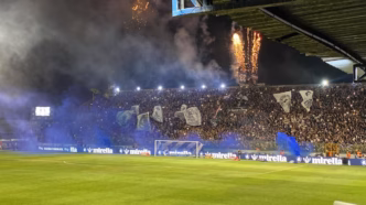 Torcida do Remo comemora em jogo da Série B no Estádio do Baenão, importante para o acesso.