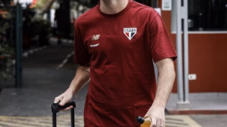 Oscar em viagem do São Paulo a Fortaleza, lesionado.
