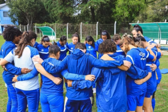 Atletas da Avaí/Kindermann em treino, mostrando a equipe em atividade.