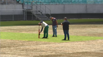 Manutenção do gramado da Arena Fonte Nova nesta sexta-feira.