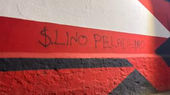 Muro da sede do Flamengo é pichado com a frase 'S. Lino peladeiro' em crítica ao atacante.