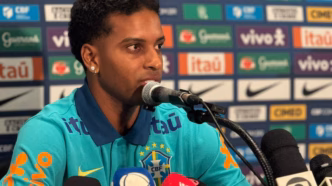 Rodrygo em entrevista coletiva pela Seleção Brasileira em Seul, demonstrando confiança.
