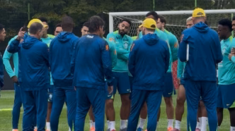 Vista geral do treinamento da Seleção Brasileira em Seul, com o campo e os jogadores.