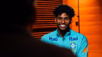 Hugo Souza em entrevista coletiva com a Seleção Brasileira.