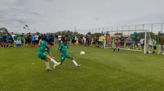 Jovens atletas da base do Palmeiras participam de atividades e jogos.