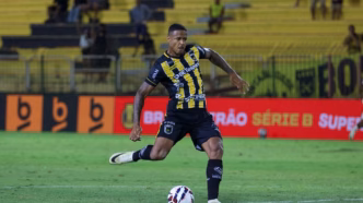 Ygor Catatau comemora gol pelo Volta Redonda contra o Atlético-GO no Brasileirão Série B.