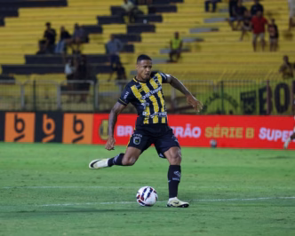 Ygor Catatau comemora gol pelo Volta Redonda contra o Atlético-GO no Brasileirão Série B.