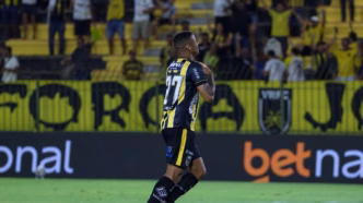 Ygor Catatau emocionado após marcar gol pelo Volta Redonda na Série B.