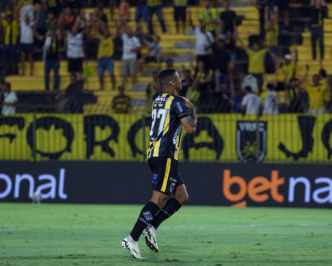 Ygor Catatau emocionado após marcar gol pelo Volta Redonda na Série B.
