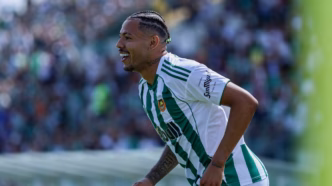Clayton Silva em destaque com a camisa do Rio Ave em Portugal, após passagem pelo Vasco.