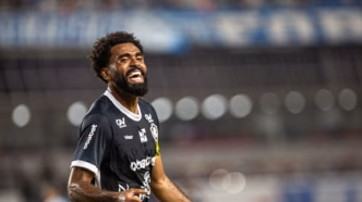 Caio Vinícius comemora gol pelo Remo, destacando sua fase artilheira na Era Guto