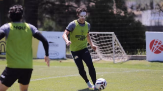 Nicolas, atacante do Criciúma, treinando com máscara de proteção facial para o retorno em campo.