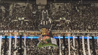 Bandeirão provocador da torcida do Botafogo em jogo contra o Flamengo.
