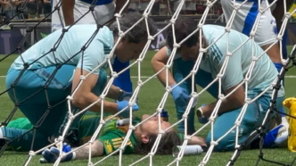 Cássio sendo atendido no gramado da Arena MRV após choque na cabeça, foto de André Ribas.