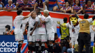 Jogadores do Vasco comemoram gol de Rayan em partida do Campeonato Brasileiro.