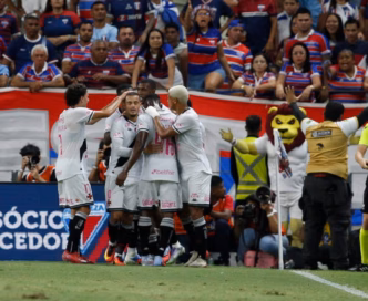 Jogadores do Vasco comemoram gol de Rayan em partida do Campeonato Brasileiro.