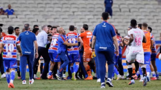Jogadores do Fortaleza e Vasco envolvidos em confusão após partida.