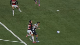 Lance de disputa de bola entre jogadores do Botafogo e Flamengo, onde o time rubro-negro alega pênalti não marcado.