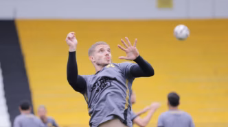 Léo Naldi, volante do Criciúma, em momento de treino, focado em campo.
