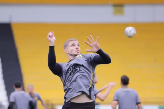 Léo Naldi, volante do Criciúma, em momento de treino, focado em campo.