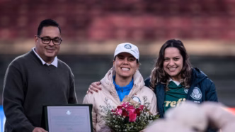 Camilla Orlando abraça jogadoras após a vitória do Palmeiras na Brasil Ladies Cup 2025.