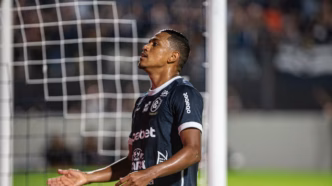 Pedro Rocha comemora gol pelo Remo na Série B 2025.