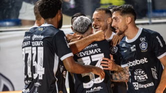 Jogadores do Remo celebram gol na vitória contra o Athletic pela Série B