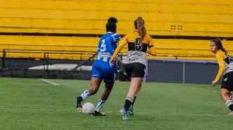 Jogadoras de Criciúma e Avaí/Kindermann em campo durante a partida de ida da final do Campeonato Catarinense Feminino
