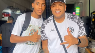 MC Darlan e o atacante Rayan, do Vasco, em foto de arquivo pessoal.