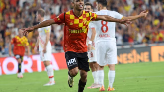 Juan comemora gol pelo Goztepe, da Turquia, comemorando com os braços abertos.